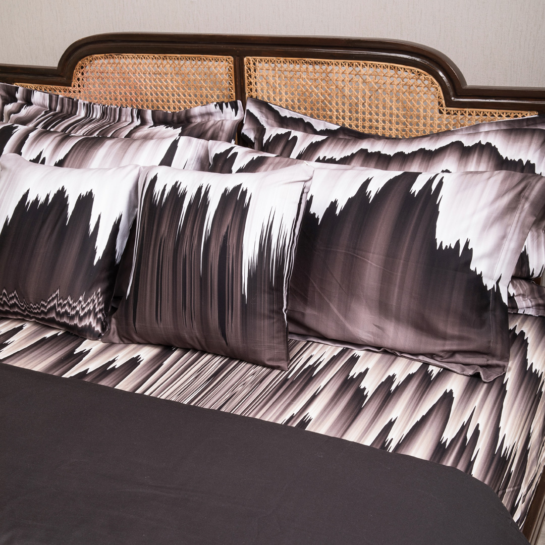 Surreal_Sanchit_Black_SUDFSEBK2D0409_2